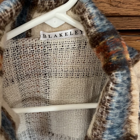 Unique shacket - Picture 2 of 3